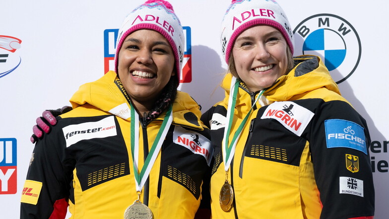 Laura Nolte (rechts) und Deborah Levi haben in Altenberg den Zweierbob-Weltcup gewonnen. In die Freude mischt sich allerdings auch Sorge um die im Eiskanal gestürzten Kolleginnen und Kollegen.
