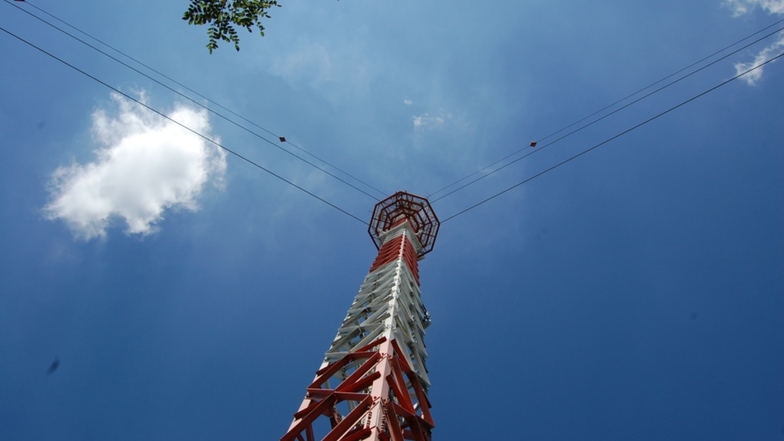 Der Antennenträger in Zeißig ist jetzt 23 Jahre alt. Er hat UKW-Antennen an seiner Spitze sowie in 105 Metern Höhe, dazwischen DABplus-Antennen.