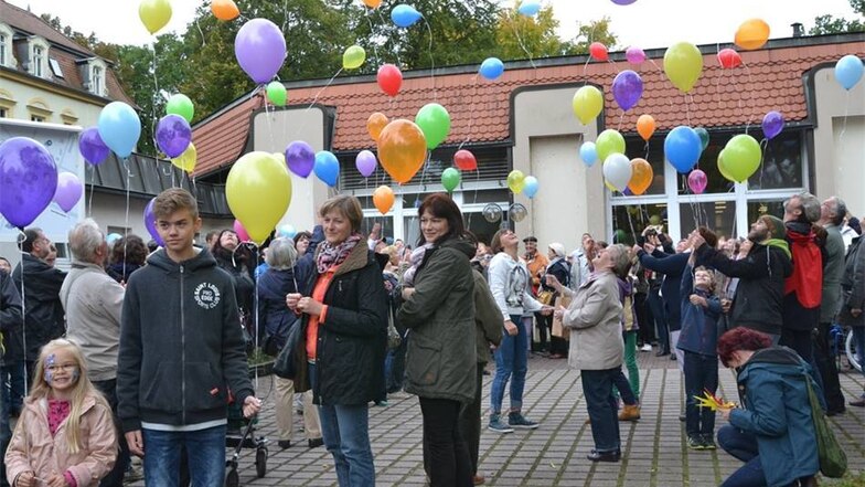 150 Luftballons steigen, begleitet von 150 guten Wünschen, am Freundestag der Diakonissenanstalt Emmaus Niesky in den Himmel.