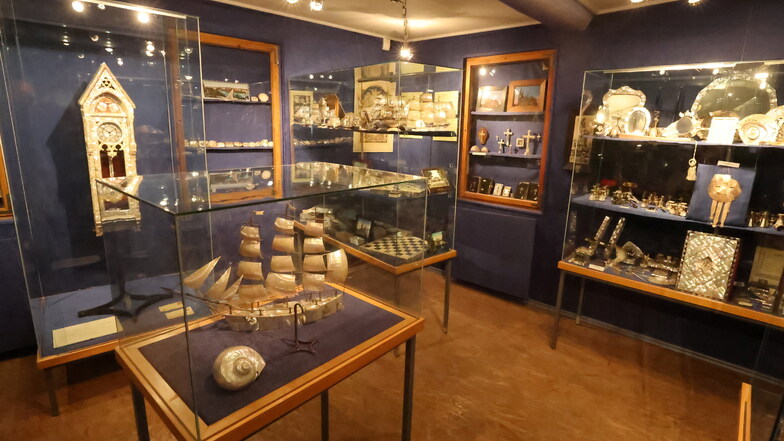 Exponate aus Perlmutter stehen im beengten Ausstellungsraum des Heimatmuseums in Adorf.