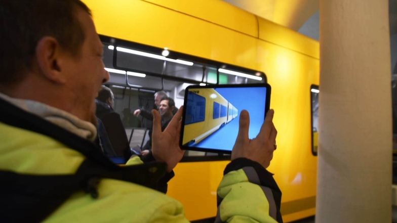 Per Tablet können Besucher sich die neue Bahn auch in ganzer Länge vorführen lassen.