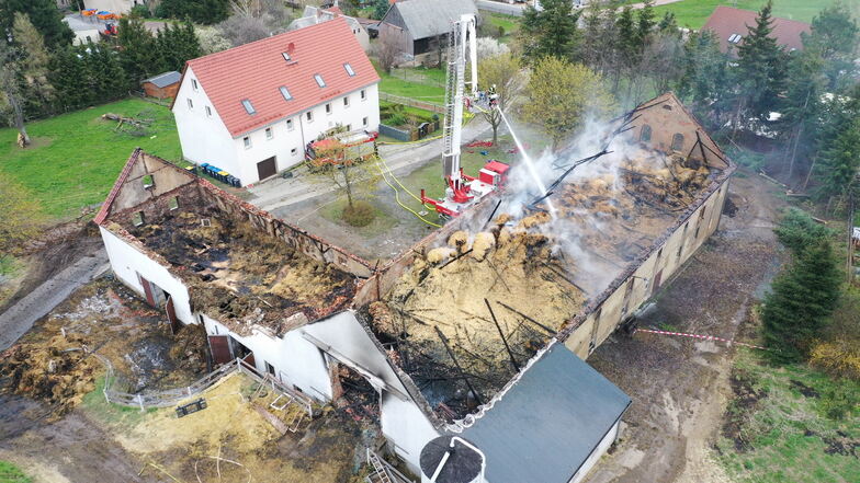 Bild der Katastrophe: Im Glashütter Ortsteil Cunnersdorf brannten zwei Scheuen mit Ställen nieder.