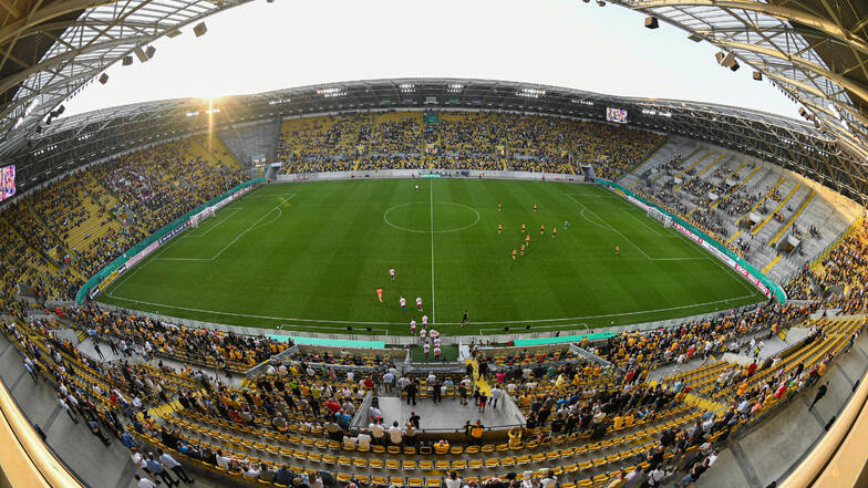 Voller als zuletzt und trotzdem noch mit reichlich Platz: das Rudolf-Harbig-Stadion am Montagabend bei Dynamos Pokalspiel gegen den Hamburger SV.