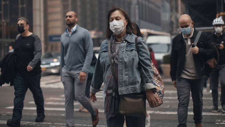 Viele New Yorker bedeckten Mund und Nase mit Masken, um sich vor dem anhaltendem Rauch zu schützen. Die Gouverneurin Kathy Hochul kündigte an eine Million Masken zu verteilen.