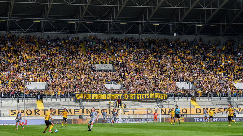 Beim Heimspiel gegen den SC Paderborn war auch der K-Block im Dresdner Rudolf-Harbig-Stadion wieder zu 50 Prozent ausgelastetist, die Partie mit 16.000 Zuschauern ausverkauft. Davor war auch Dynamo zweimal unter der möglichen Kapazität geblieben.