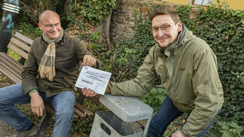 Benjamin Paul (rechts) ist einer der "stillen Helden" von Großenhain. Für seine Privatinitiative gegen illegalen Müll erhielt er am Freitag von Matthias Schmieder eine Jahreskarte fürs Naturerlebnisbad 2021.