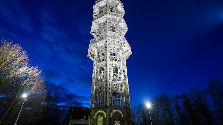 Der Gusseiserne Turm in Löbau mit neuer Beleuchtung.
