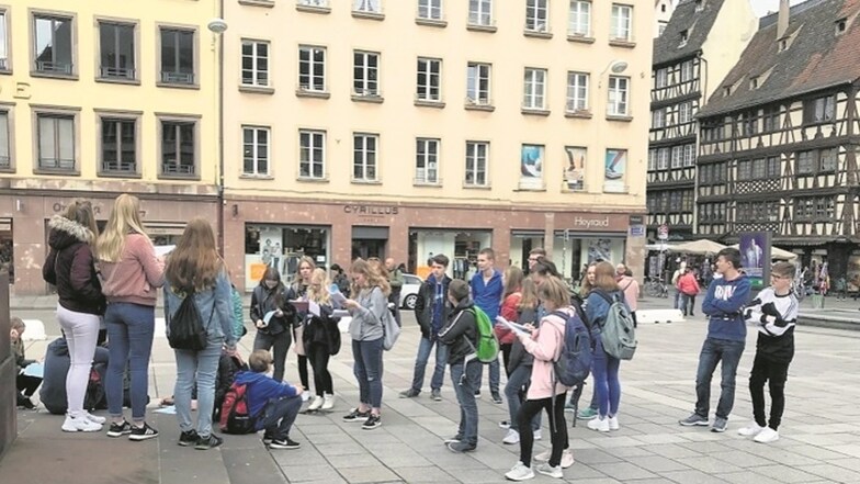Die Klingenberger Französischschüler verbrachten schöne Tage in Straßburg, wie hier am Place Gutenberg.