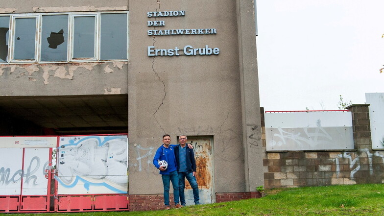 Thomas und Peter Juretzko vor dem Riesaer Stadion. Bei der Infrakstruktur benötige man "dringend Unterstützung" seitens der Stadt, sagt der Sohn.
