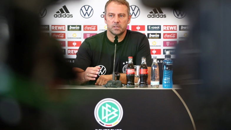 Bundestrainer Hansi Flick hat wegen Corona-Erkrankungen Probleme mit seinem Fußballkader.