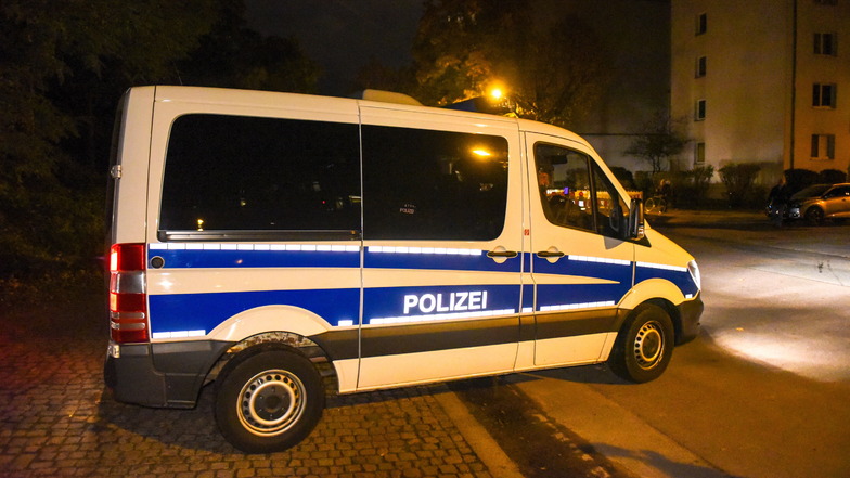 Die Polizei ermittelt nach einem mutmaßlich ausländerfeindlichen Übergriff in Zwickau und sucht die beiden Täter.