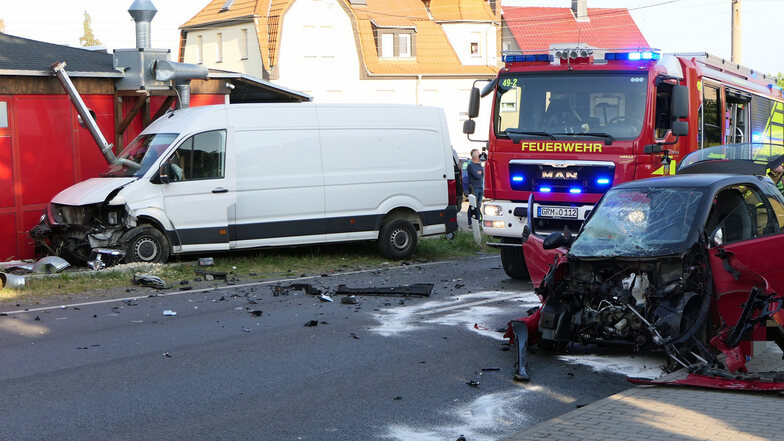 Die Feuerwehr in Grimma ist am Donnerstagabend nach einem Unfall zwischen zwei Fahrzeugen im Einsatz.