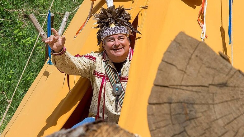 Der Indianerhäuptling vom nordamerikanischen Turtle-Clan der Oneida Indian Nation, Dale Rood, auf dem Festgelände des Karl-May-Festes am Hohen Stein. Nur Stunden vor dem Beginn des Festes am Abend bereiteten sich die Indianer vor.