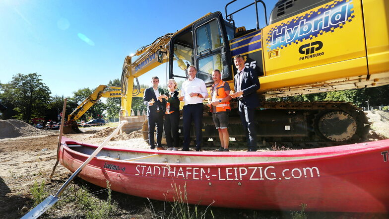 Mit einem ersten Baggerbiss im Beisein von Oberbürgermeister Burkhard Jung beginnen jetzt offiziell die Hauptarbeiten am Stadthafen Leipzig.