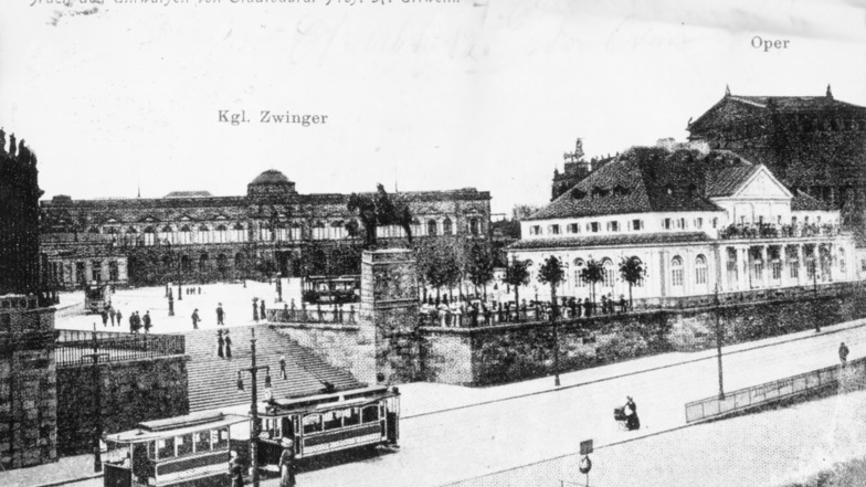 Nach den Entwürfen von Stadtbaurat Prof. Hans Erlwein wird das Italienische Dörfchen 1911 bis 1913 errichtet. In der Mitte das geplante Denkmal für König Georg, was jedoch nicht ausgeführt wurde.