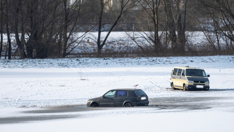 Ein Pkw und ein Transporter steckten auf der Elbaue in Radebeul in einer misslichen Lage. Dort waren sie von Wasser und Eis umgeben.