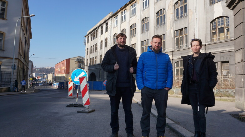 Die Architekten Tereza Matyášková und Vít Vanecek mit Stadtarchivar Petr Karlícek (links) vor der ehemaligen Firmenzentrale von Schicht. Sie setzen sich dafür ein, dass wenigstens der neuere Teil des Gebäudes gerettet wird.