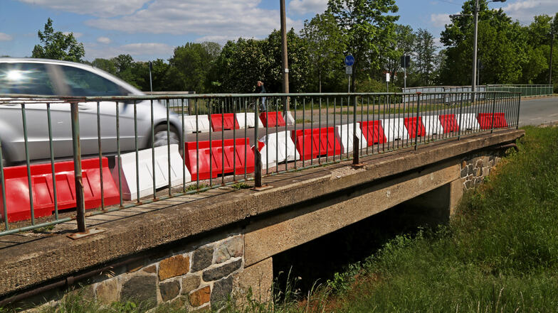 Die Fahrbahnbegrenzung der Brücke an der Poppitzer Landstraße ist bei einem Unfall beschädigt worden. Für die Reparatur muss die Straße jetzt gesperrt werden.