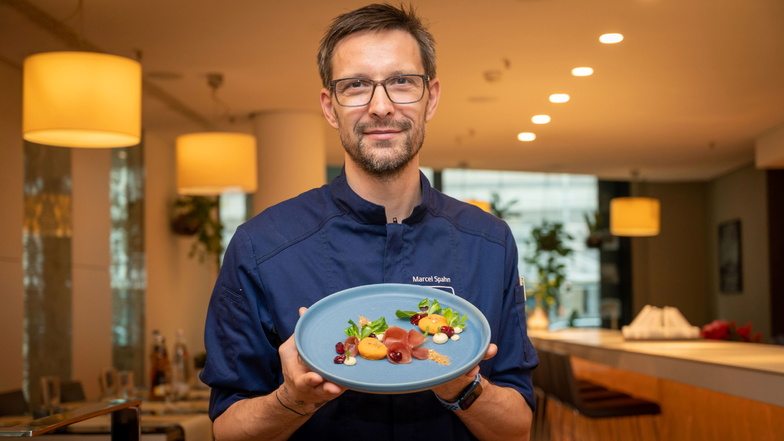 Für die Kochsternstunden hat Marcel Spahn, Küchenchef im Restaurant Ven an der Frauenkirche in Dresden, seit Wochen gefeilt. Bei dem kulinarischen Wettbewerb dürfen die Gäste entscheiden, wer das beste Menü in Dresden und Umgebung kreiert hat.