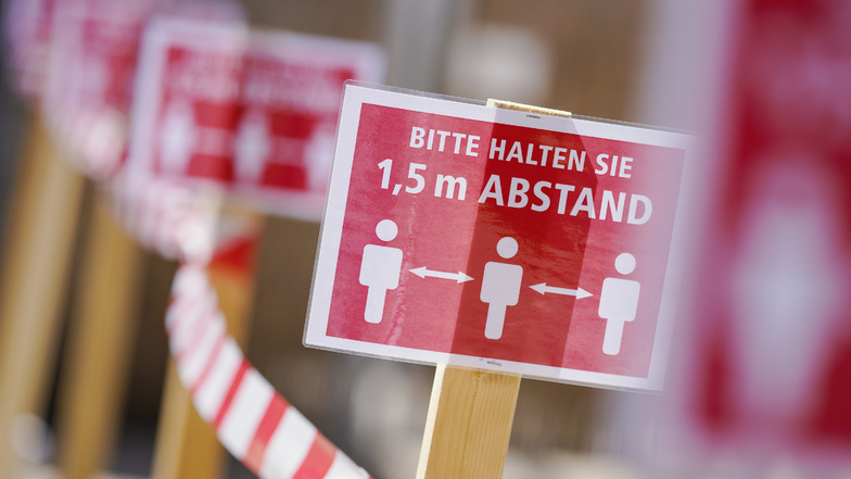 Der Abstand von mindestens anderthalb Metern zwischen Personen von verschiedenen Haushalten bleibt weiterhin in ganz Sachsen Pflicht.