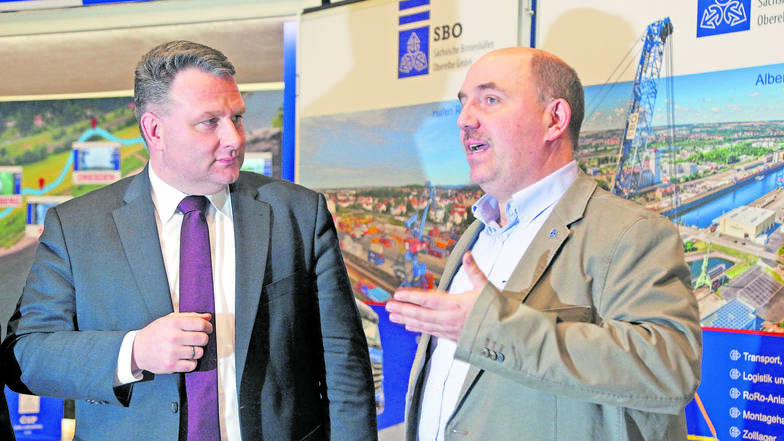 Die Spitze der CDU-Landtagsfraktion um Christian Hartmann traf sich mit Heiko Loroff, dem Chef der Betreibergesellschaft SBO, im Riesaer Hafen.