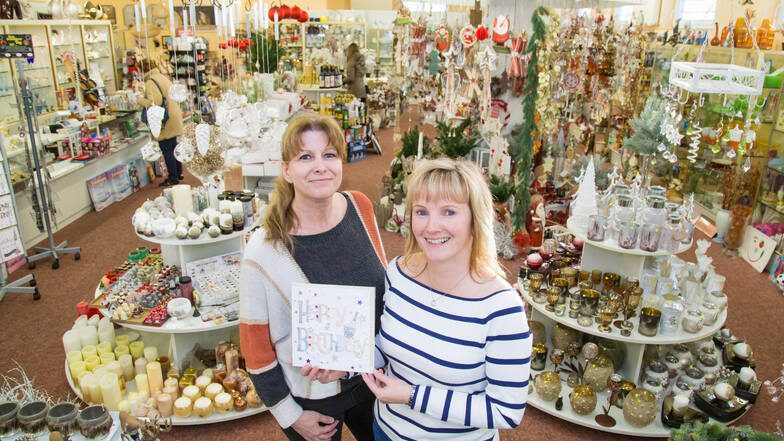Im Geschenkezentrum Regina regieren die Ladeninhaberinnen Nicole Lange (links) und Katrin Krause.