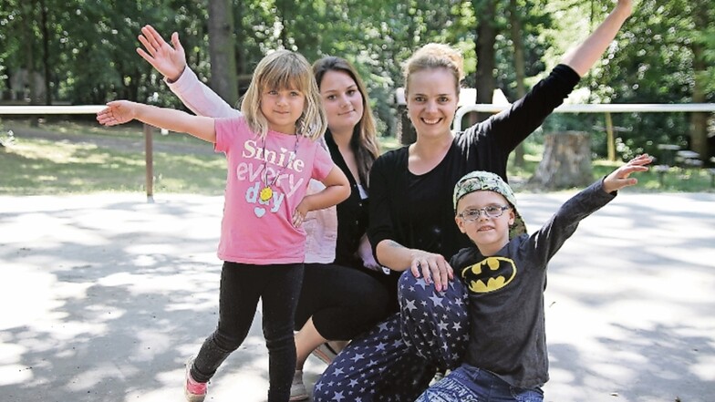 Katharina Scheer (2. von rechts) und Stefanie Schwarz wollen eine Tanzgruppe für Kinder gründen. Lucy (links) freut sich schon darauf, Mailo überlegt noch, ob er mitmachen will.