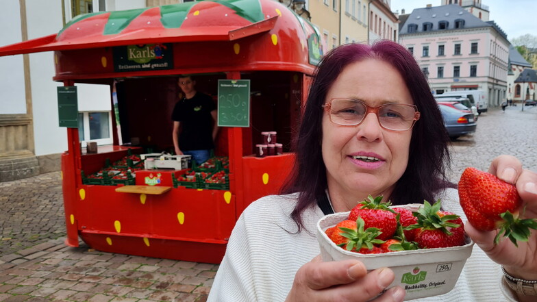 Die ersten Erdbeeren dieses Jahres hat die Döbelnerin Kathleen Bitterlich am Stand von Karls auf dem Döbelner Obermarkt gekauft. Für die gute Qualität der Früchte gibt sie auch gern ein wenig mehr Geld aus.