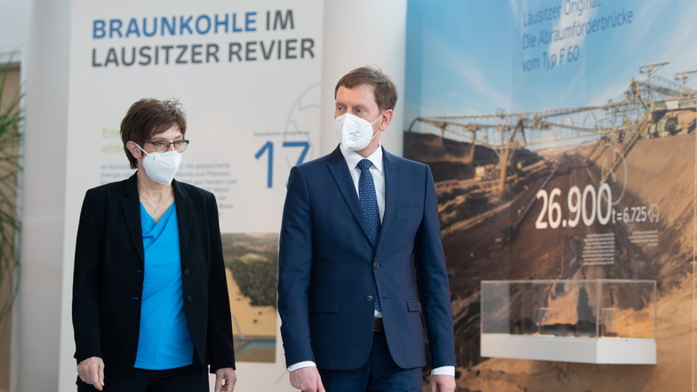 Sachsens Ministerpräsident Michael Kretschmer (CDU) geht mit Annegret Kramp-Karrenbauer (CDU) in das Kraftwerk Boxberg. Für die Koordination des Projektes soll eine "Task Force" am Ministerium für Regionalentwicklung eingerichtet werden.