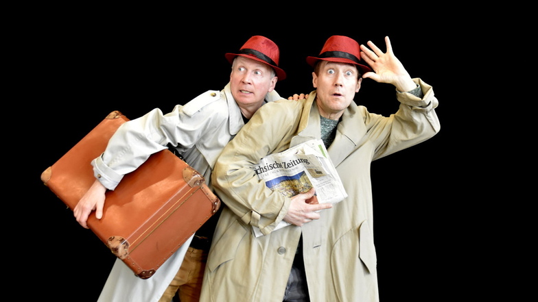 Die beiden Pantomimen Wolfram von Bodecker und Alexander Neander im Proben-Outfit zum neuen Stück "Zwei Krawatten", in dem sie Detektive spielen.