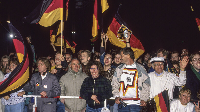 Jubel vor dem Reichstag für die Deutsche Einheit, Berlin, 3. Oktober 1990