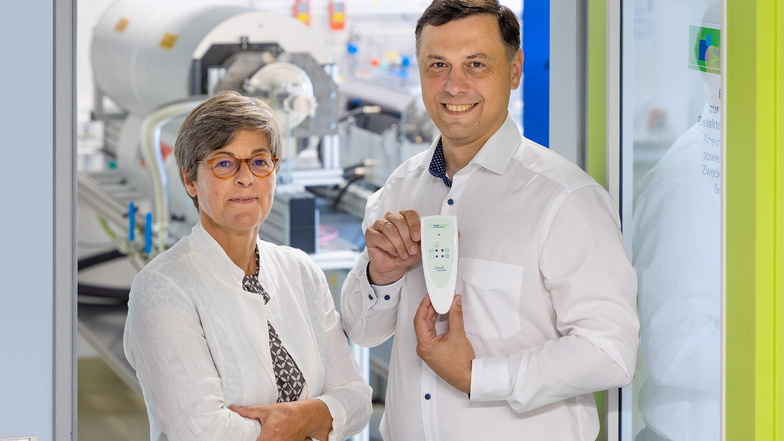 Firmengründer Viktor Bezugly und Prokuristin Birte Sönnichsen zeigen den Geruchs-Detektor, den sie in ihrem Freitaler Betrieb Smart Nanotubes Technologies GmbH entwickelt haben.