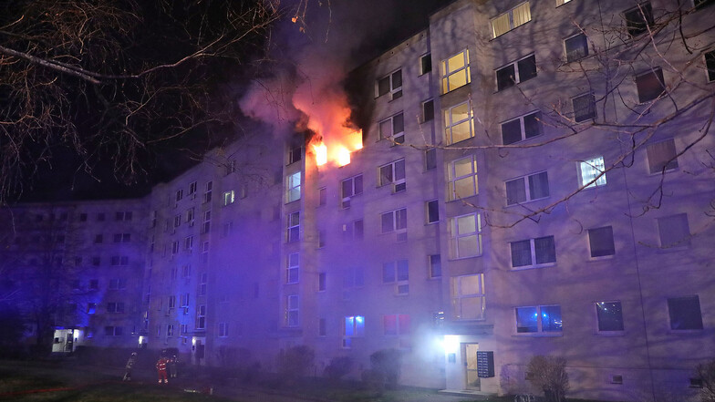 Blick auf die brennende Wohnung in Dresden-Gorbitz