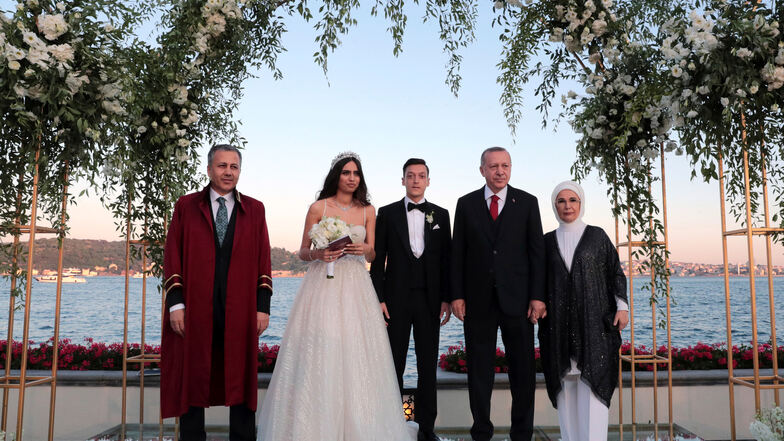 Erdogan (2.v.r), Präsident der Türkei, steht auf der Hochzeit von Mesut Özil (M) und seiner Ehefrau, der Schauspielerin Amine Gülse (2.v.l) neben dem Paar. Erdogans Ehefrau Emine (r) sowie Ali Yerlikaya (l), vorübergehender Bürgermeister von Istanbul, ste