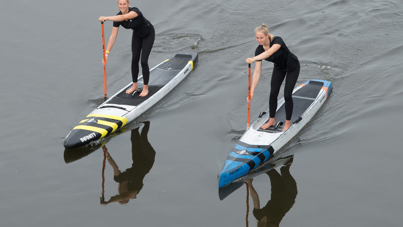 Auf der Elbe trainieren die Stand-up-Paddlerinnen Finja (links) und Hannah Krah oft gemeinsam.