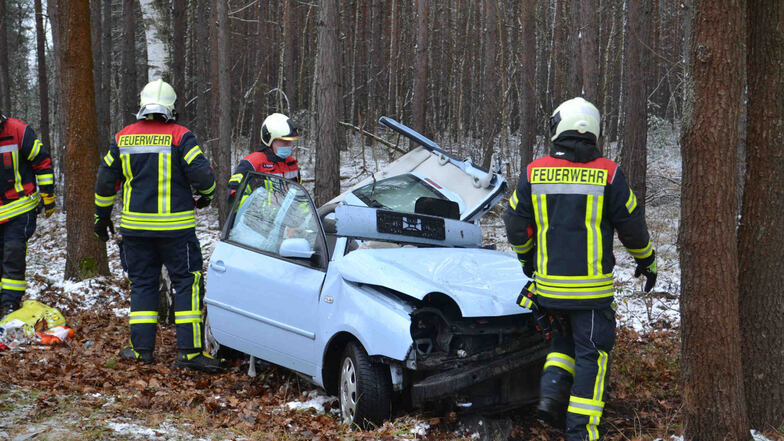 Weil ein Autofahrer beim Überholmanöver ihr Auto touchierte, stieß eine Frau zwischen Bernsdorf und Hoyerswerda gegen einen Baum. Insgesamt fünf Personen sind bei dem Unfall schwer verletzt worden.