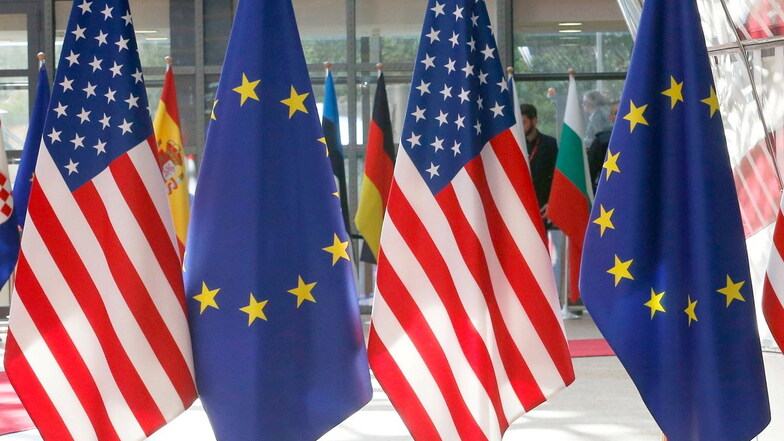 EU-Flaggen und amerikanische Fahnen sind im EU-Hauptquartier zu sehen.