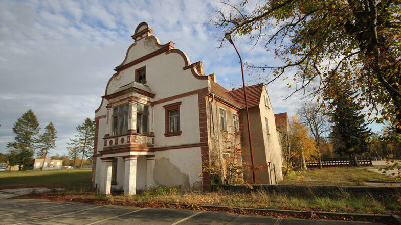 Das ehemalige Verwaltungsgebäude der Zinkweißhütte in Bernsdorf steht unter Denkmalschutz. Gesucht wird eine Nachnutzung. Und es gibt tatsächlich einen Interessenten, der sich vorstellen kann, hier Büros und einen Imbiss einzurichten.