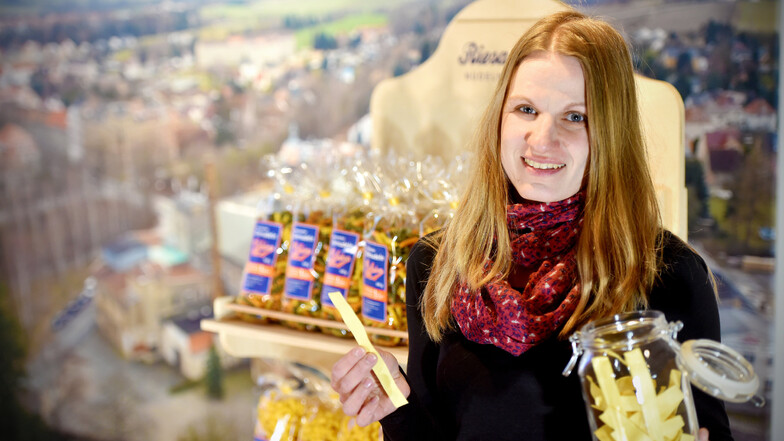 Von Riesaer hat sich das Löbauer Museum eine Sonderedition Anker-Nudeln produzieren lassen. Die gibt es jetzt bei Museumsleiterin Corinna Wandt und ihren Kollegen zu kaufen.