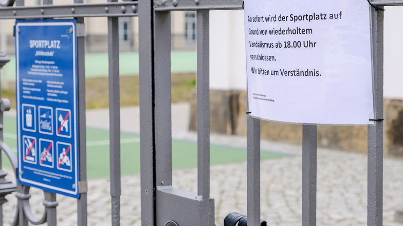 Das Tor zum Sportplatz neben der Schillerschule wird derzeit bereits um 18 Uhr abgeschlossen.