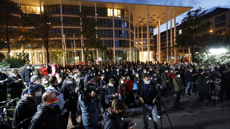 Nach den Antisemitismus-Vorwürfen haben sich Hunderte Menschen vor dem "Westin Hotel" Leipzig versammelt, um Solidarität mit dem Musiker Gil Ofarim und Jüdinnen und Juden in Deutschland zu zeigen.