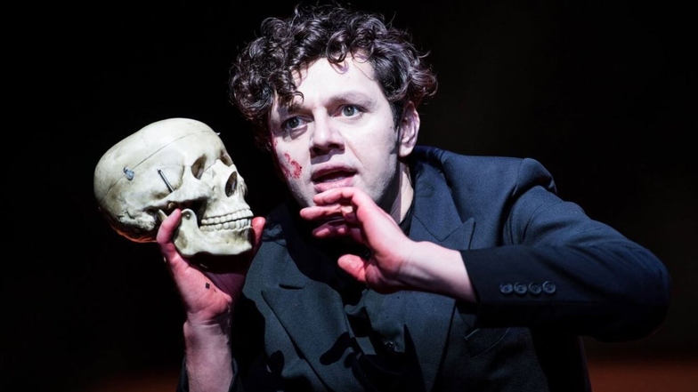 Seit über elf Jahren spielt Christian Friedel Shakespeares Hamlet in einer Inszenierung von Roger Vontobel. Zunächst am Staatsschauspiel Dresden, wo er lange festes Ensemblemitglied war, inzwischen am Düsseldorfer Schauspielhaus.