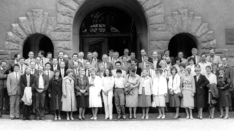 Nach 25 Jahren traf sich der komplette Jahrgang noch einmal vor dem Schulhaus.