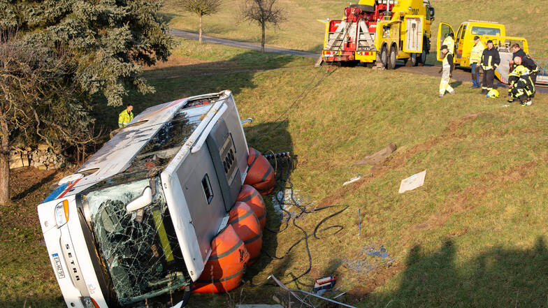 Hebekissen zum Aufrichten des verunglückten Schulbusses sind am Bus insalliert. Bei Eisenach in Thüringen verunglückte am Morgen auf eisglatter Straße ein Schulbus. Bei dem Unfall kamen zwei Kinder ums Leben.