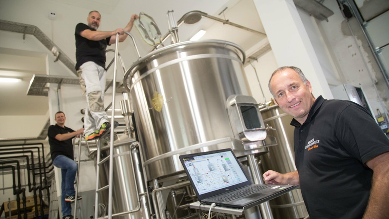 Logistiker Olaf Wiedmer, Brauer Torsten Scholz und Geschäftsführer Andreas Görnitz (v. l.) lenken die Geschicke der Nieder Seifersdorfer Brauerei. Die Schließung der Gastronomie macht auch dem Brauhaus sehr zu schaffen.