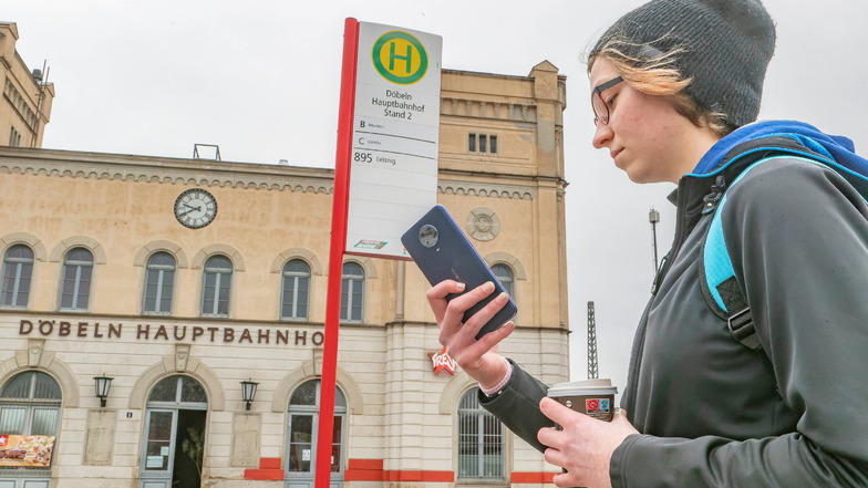 Der Verkehrsverbund Mittelsachsen (VMS) will die Papierfahrscheine schrittweise abschaffen und den Ticketkauf per Handy und App ermöglichen.