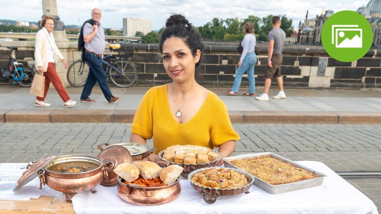 Zeynab Kazemi bietet bei Dresden is(s)t bunt iranische Speisen an.