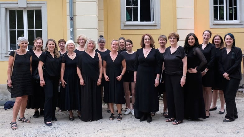 18 von 30 Sängerinnen von "Sacka singt" wirkten beim großen Sommerabschluss der Elbland Philharmonie in der Jungen Garde Dresden mit.