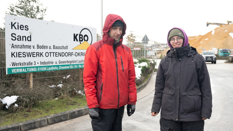Am Montagmittag hatten die beiden Aktivisten von "Kibo", vlnr.: Samuel Bosch (20) und Charlie Kiehne (20) am Eingang des Kieswerks Ottendorf-Okrilla gegen die Abholzung des Waldes in der Laußnitzer Heide protestiert.