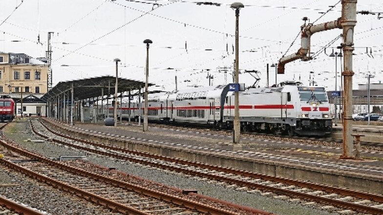 Züge von Riesa nach Dresden sollen künftig schneller unterwegs sein. Dafür müssen S-Bahn-Fahrgäste jetzt Schienenersatzverkehr in Kauf nehmen.